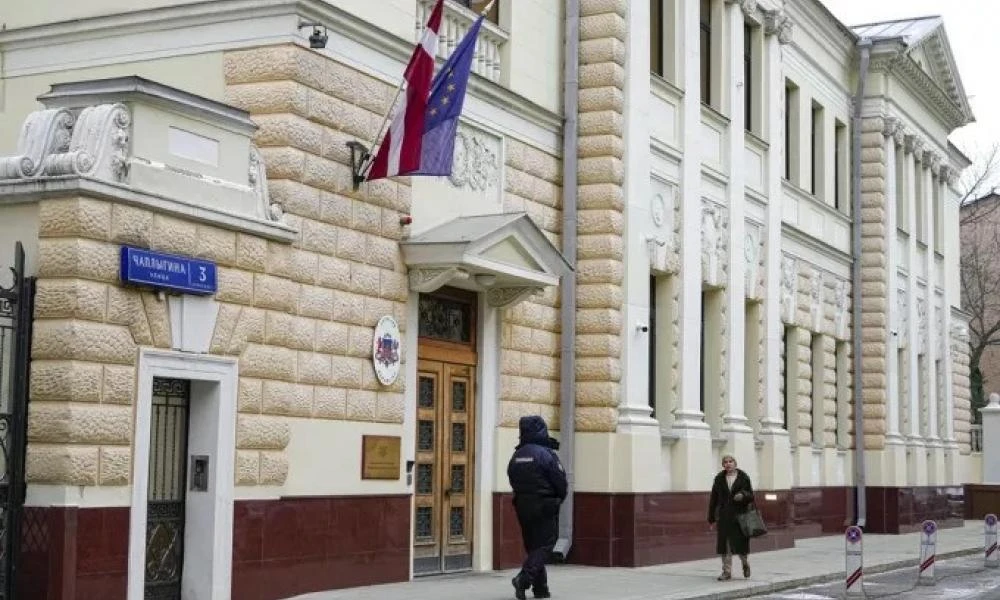 Μόσχα: Απελαύνει δύο Λετονούς διπλωμάτες σε αντίποινα για την απέλαση εργαζόμενου της ρωσικής πρεσβείας